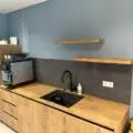 Moderne Keukenrenovatie met Hout en Industrieel Design