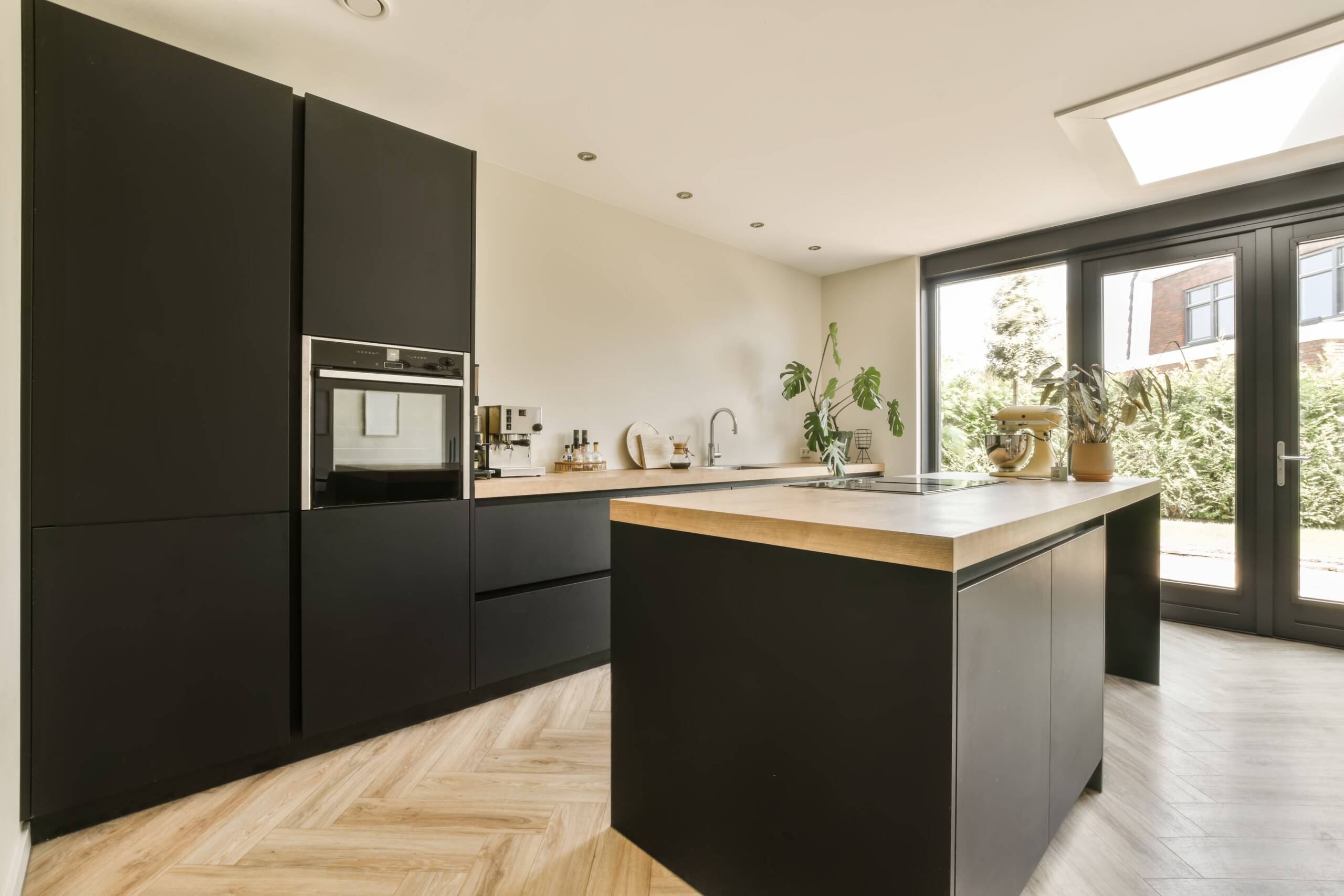 Keukenrenovatie kosten Nederland – moderne keuken door TNZ