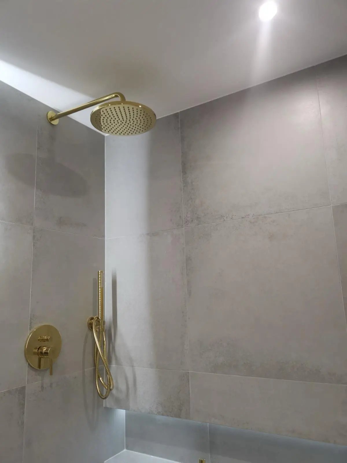Luxe Badkamer Met Gouden Accenten: Stijl, Comfort en Tijdloos Design