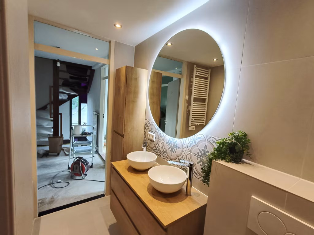 Moderne badkamer met houten meubels, dubbele wastafel, inloopdouche en ligbad in Alphen aan den Rijn.