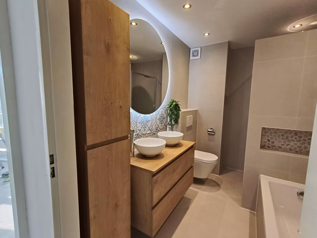 Moderne badkamer met houten meubels, dubbele wastafel, inloopdouche en ligbad in Alphen aan den Rijn.