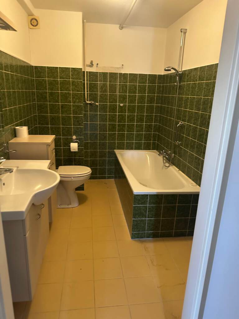 Badkamer vóór renovatie – standaard tegelwerk en inrichting.