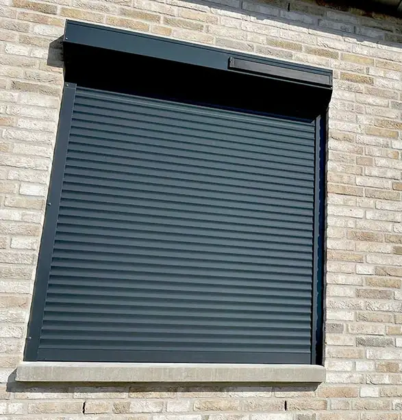 Moderne screens als zonwering bij een woning in Alphen aan den Rijn